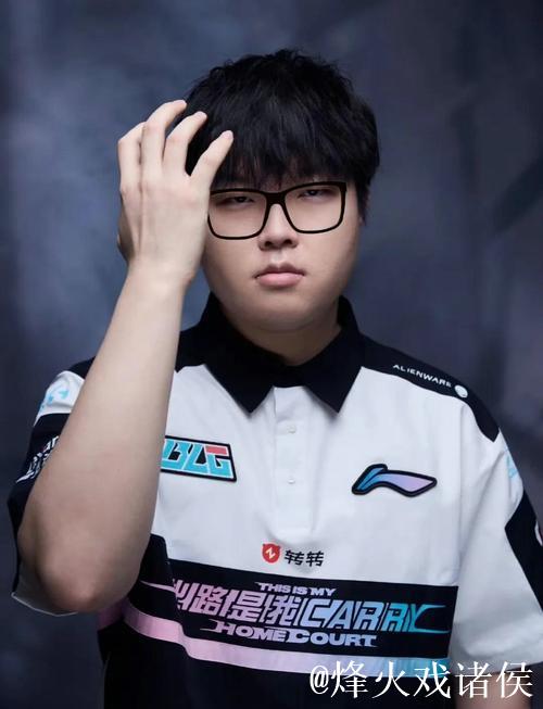 WBG分享Elk德杯幕后花絮:Bin这身搭配太帅了 WBG分享Elk德杯幕后花絮:Bin这身搭配太帅了