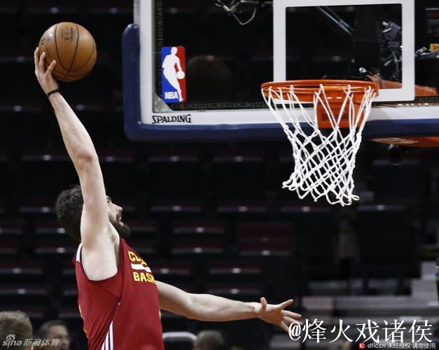 勒夫扣篮失手引发惊叹